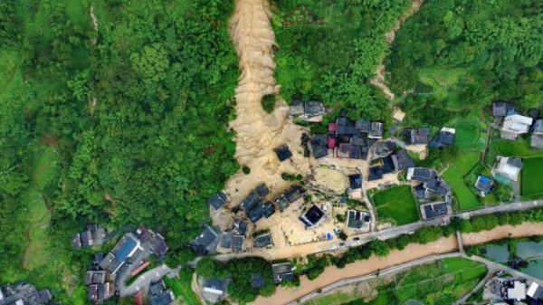 蜗牛配资 女干部紧急转移村民1小时后山体滑坡 5000立方米土石倾泻零伤亡