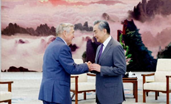 领牛策略 特朗普再派官员访华, 还对华收回了一个禁令, 想以此换取稀土?