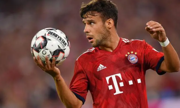 忆融速配 贝尔纳特是一名多面手的后卫, 他可以胜任中后卫和左