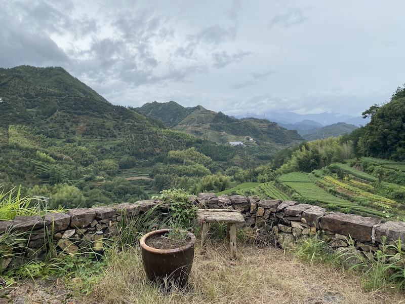 从译者之家的院子向山下望去(佟鑫摄)
