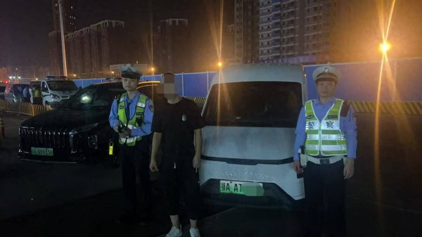 盛金缘证券 国庆假期武汉黄陂交警严查酒驾保安全